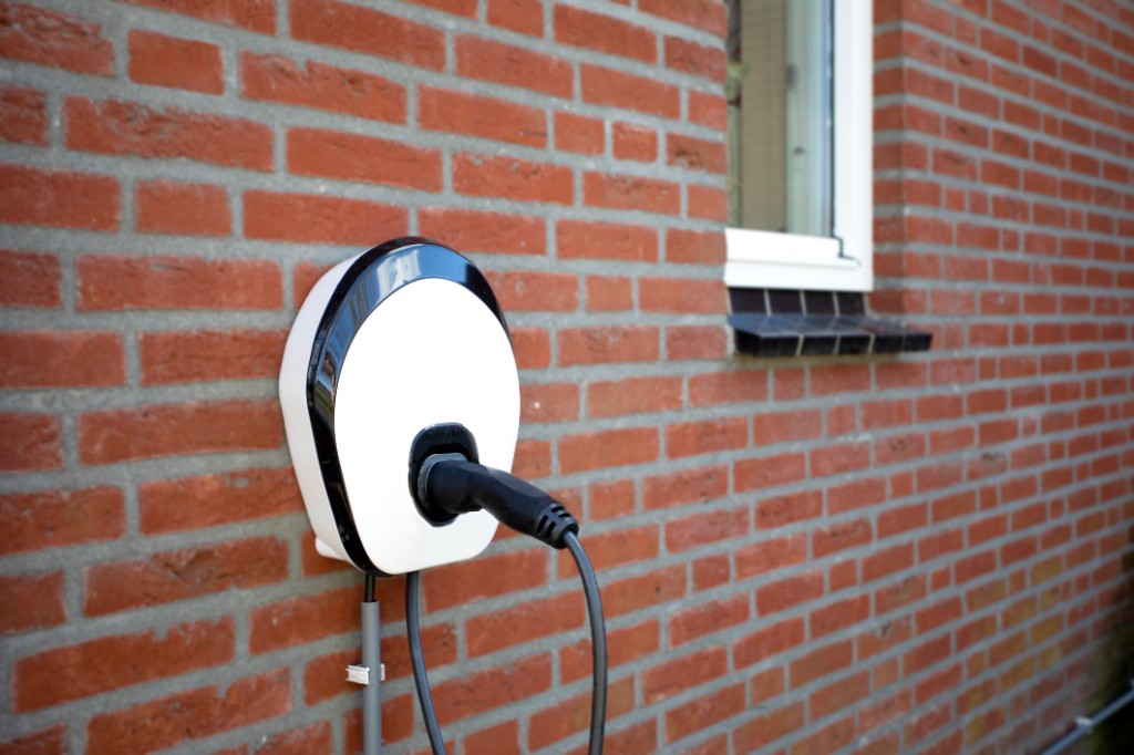 Laadpaal aan de muur