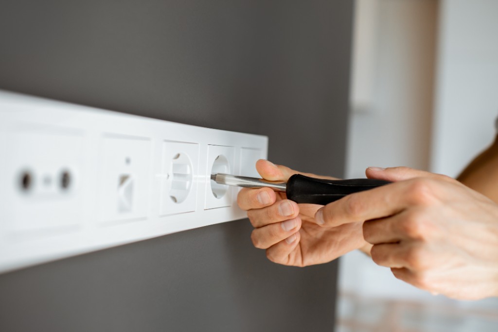 Elektricien installeert stopcontacten