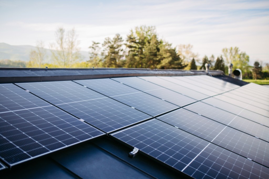 Zonnepanelen op een dak